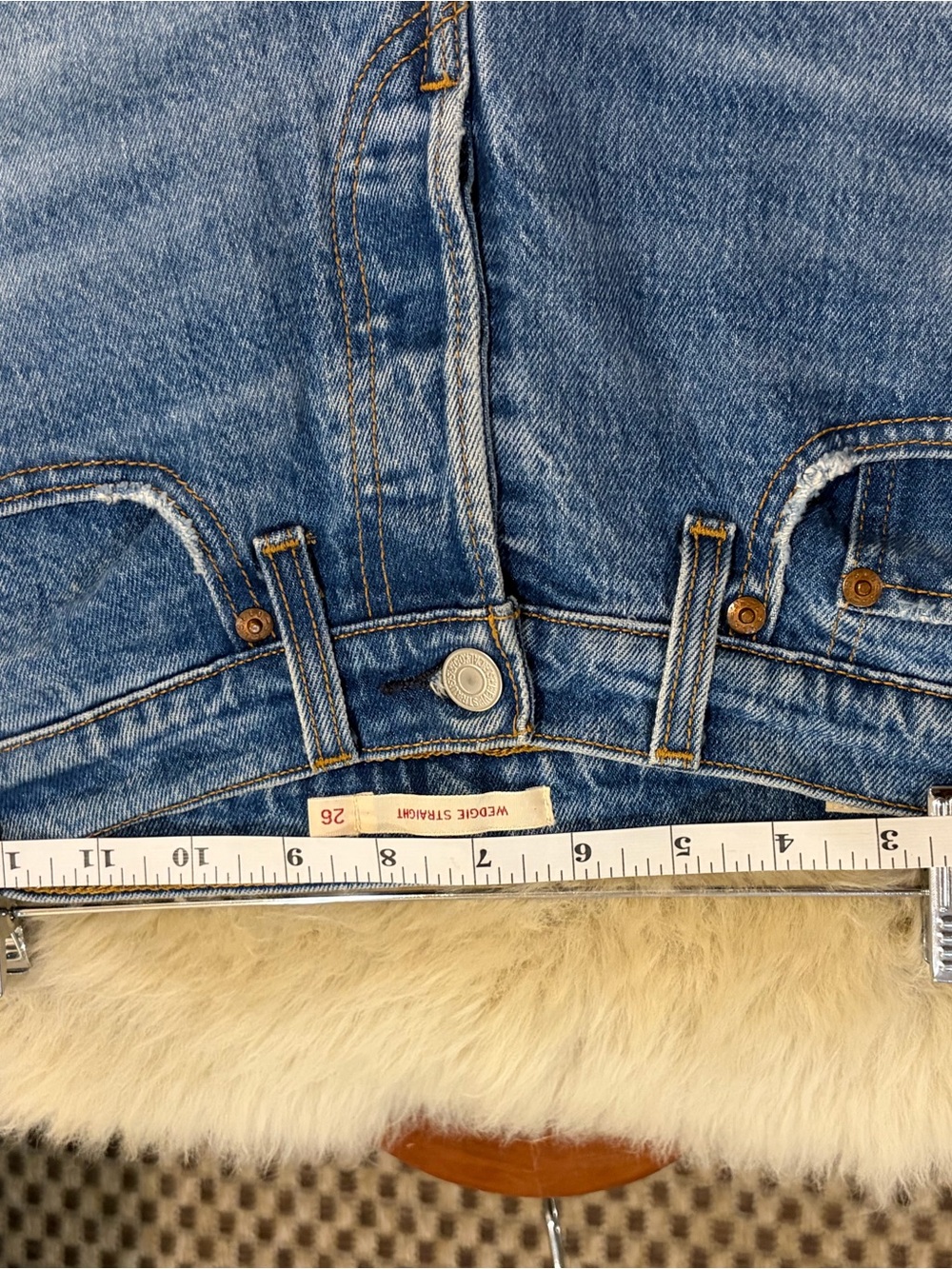 Levi’s Wedgie Straight Jeans Size 26 Medium Wash Distressed Cropped 25” Inseam - Picture 8 of 8